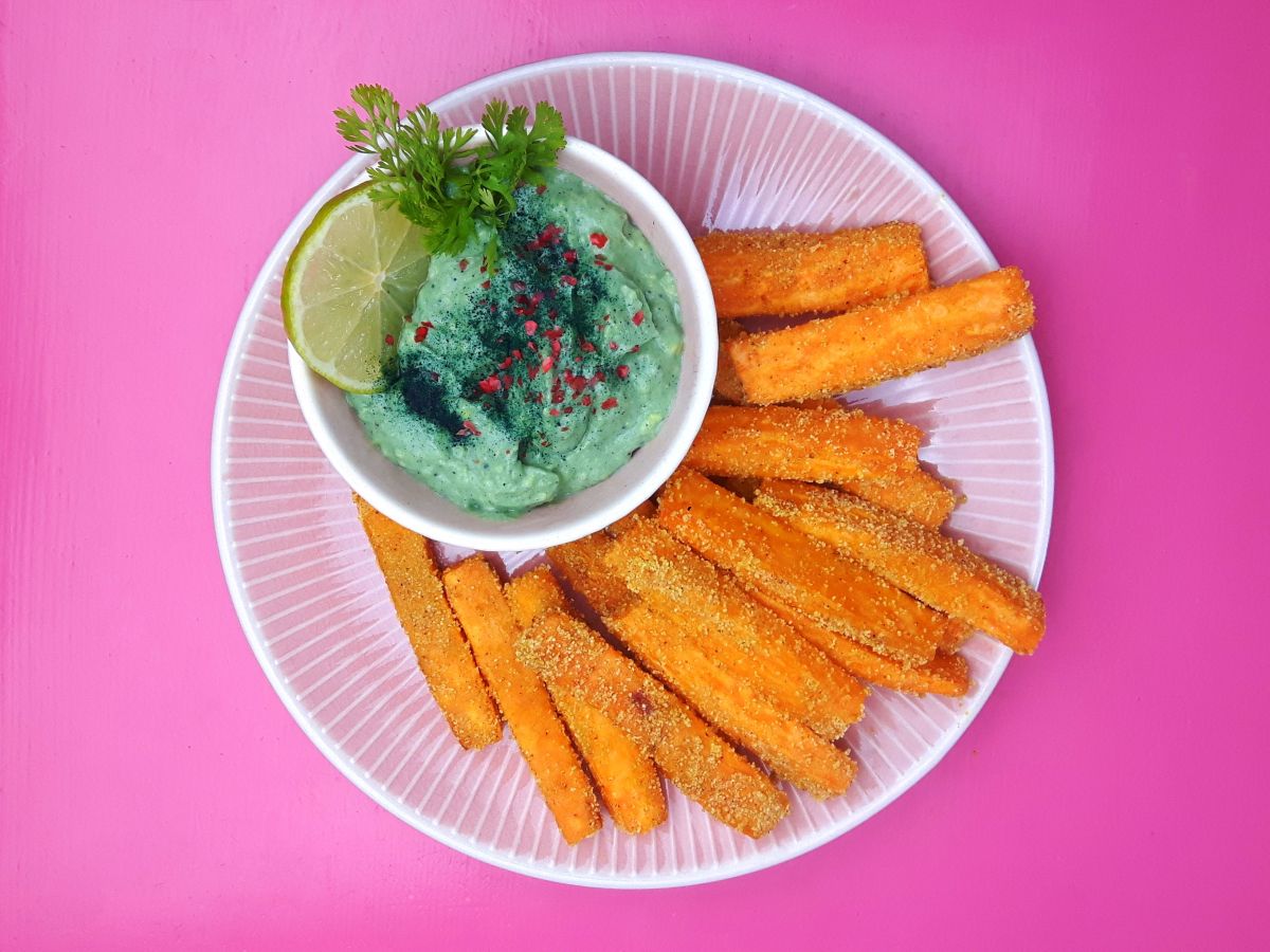 Chlorella-Guacamole mit Süßkartoffel-Sticks